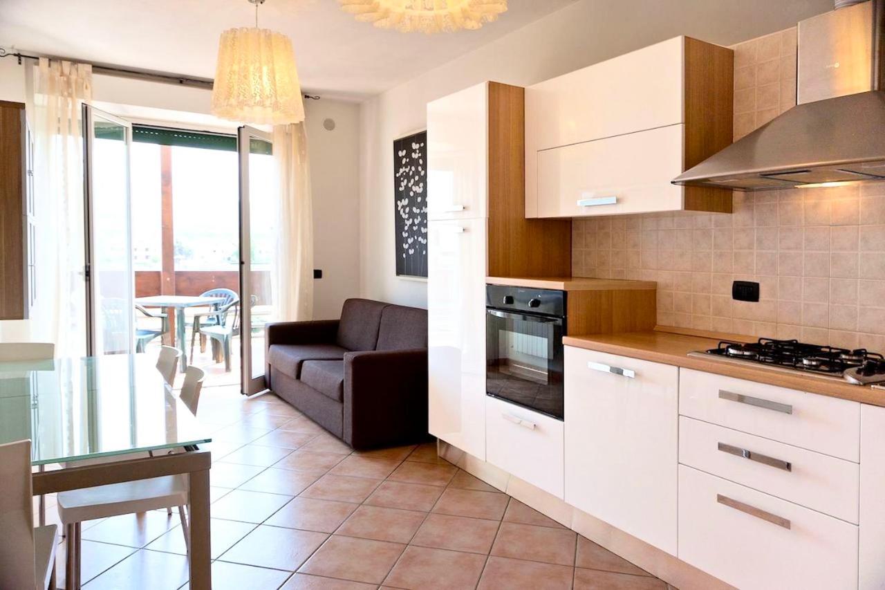 Isa-Apartments 4 Beds In Residence With Swimming-Pool In San Vincenzo, Just 600 Meters From The Sea Exterior foto